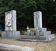 山田安国寺梅林公園入口にある大横綱 不知火光五郎の墓
