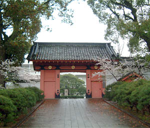 旭ヶ岡公園そばにある県立鹿島高等学校の正門となっている赤門