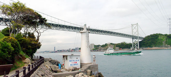 大正１３年にできた門司埼（もじさき）灯台と関門橋