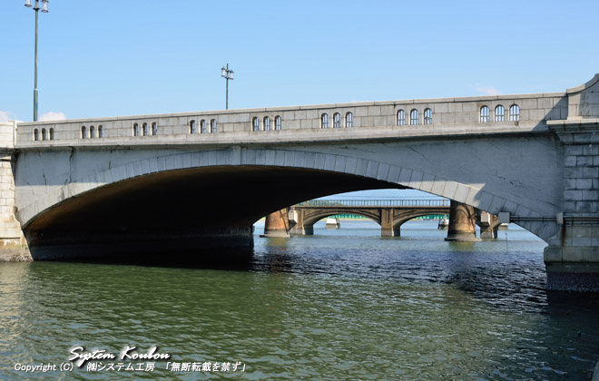 手前は名島橋、橋脚だけ見えるのは博多臨港線多々良川鉄橋、その奥は西鉄貝塚線の橋梁、その奥はJR鹿児島本線の橋梁
