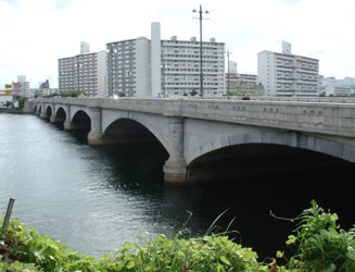 名島橋は7連の堂々たるアーチ橋