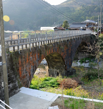 栗林橋は栗林地区の生活道路に架かっている眼鏡橋です