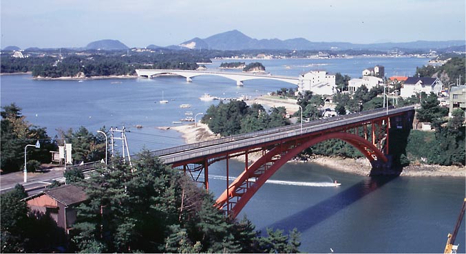 天草五橋５号橋（松島橋）は赤いパイプ構造によるアーチ橋