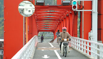 多くの人が利用している本渡瀬戸歩道橋