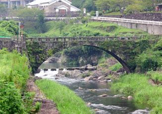 優美な形をしている橋詰橋 ※奥は一勝地温泉かわせみ