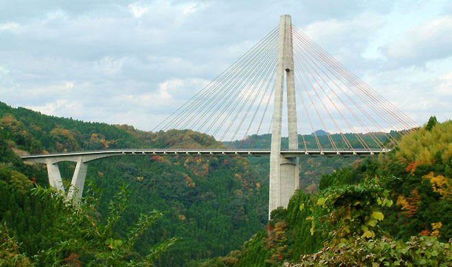 鮎の瀬大橋は風向明媚な緑仙峡に架かる美しい斜張橋