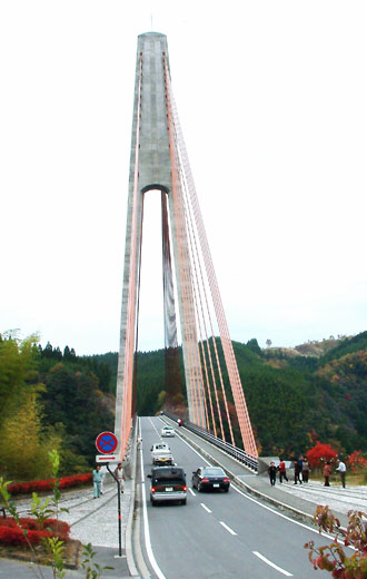 鮎の瀬大橋の高さ７０ｍの主塔と路面