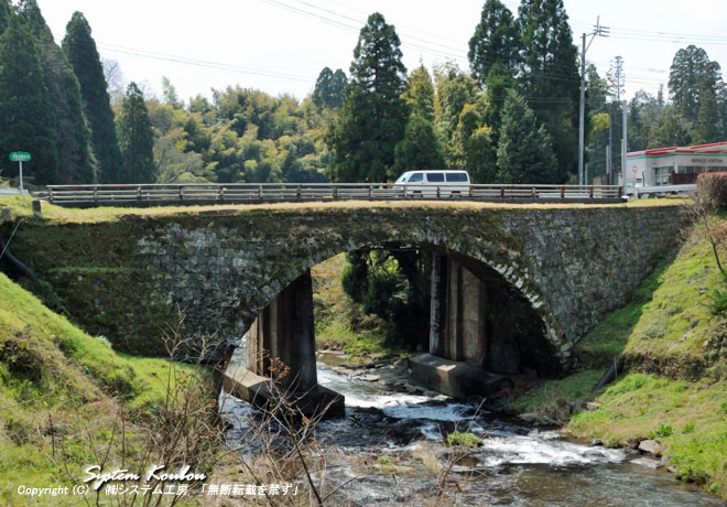 聖橋（ひじりばし）は天保３年（1832年）に名工 岩永三五郎により造られた石橋で、矢部では一番古い石橋