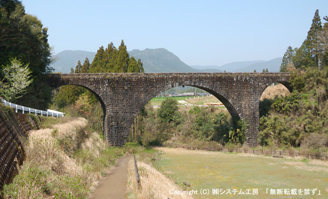 正式には「月の木川橋」といい「めがね橋」とも「太鼓橋」とも呼ばれている石造３連アーチ橋