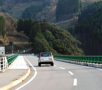 歩道部には足元を照らすフットライトが設置されている