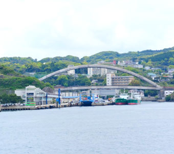 郷の浦に入港する「フェリーちくし」より望む大橋
