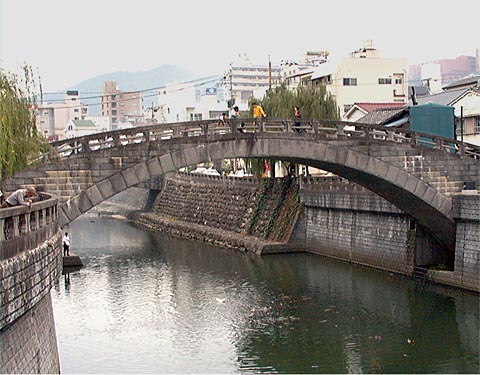 東新橋は石橋を模したコンクリート製の橋です