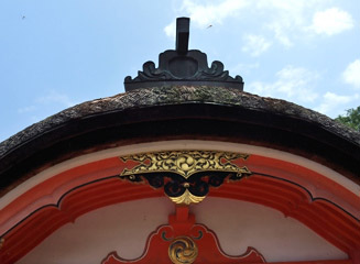 大きな唐破風の屋根が神社の橋らしい