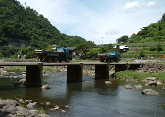 竹ノ首沈み橋は水面から約3mと沈み橋としては大きな橋