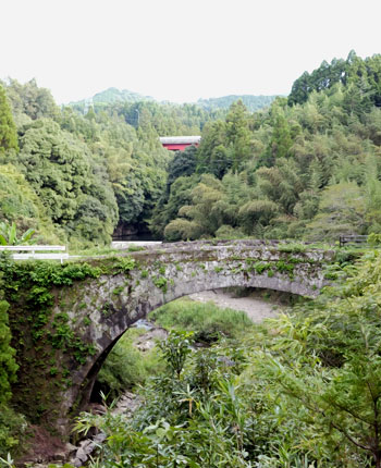 後方の赤い橋は国道502号線に架かる新虹澗橋