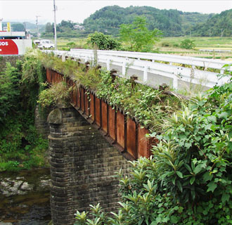 今は歩道として使用されている明治橋