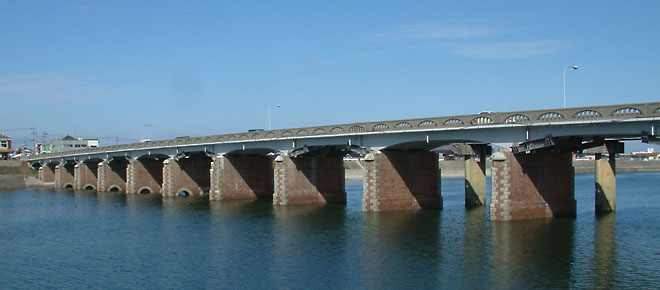 県境を流れる山国川に架かる山国橋