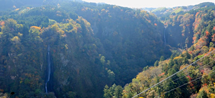 九重“夢”大吊橋から見る振動の滝（左：雌滝　右奥：雌滝）滝の字は“男滝”、“女滝”とも書く