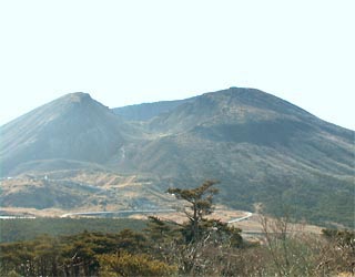 えびの高原と韓国岳（からくにだけ）遠望