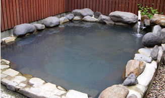「前田温泉カジロが湯」の露天風呂