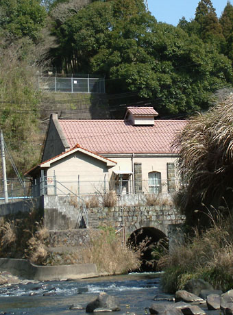 大田発電所は川の方から見ても半分しか見えない