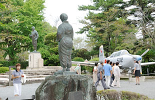特攻隊員を見送った富屋食堂の鳥濱トメさんの像も