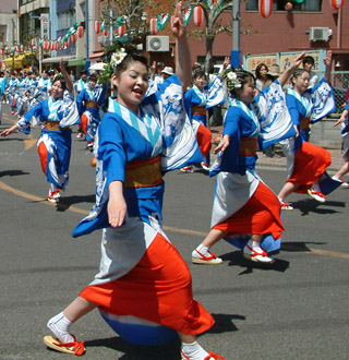 ハイヤ祭りの「総踊り」の中でカメラマンに最も人気のあった牛深高校の皆さん
