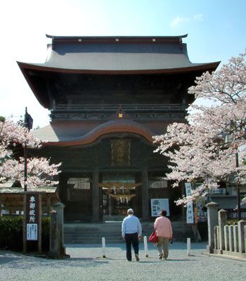 日本三大楼門(ろうもん)のひとつである阿蘇神社の楼門