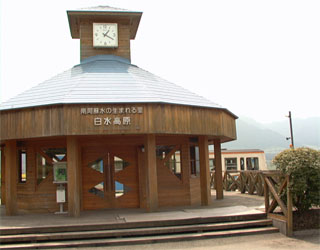 白水高原駅はモダンナ駅舎(無人駅)