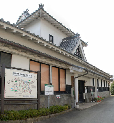 昔の下田城を思わせる「阿蘇下田城ふれあい温泉駅」
