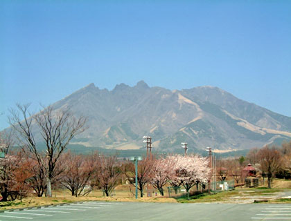 高森温泉館は根子岳の眺めがすばらしい位置にある