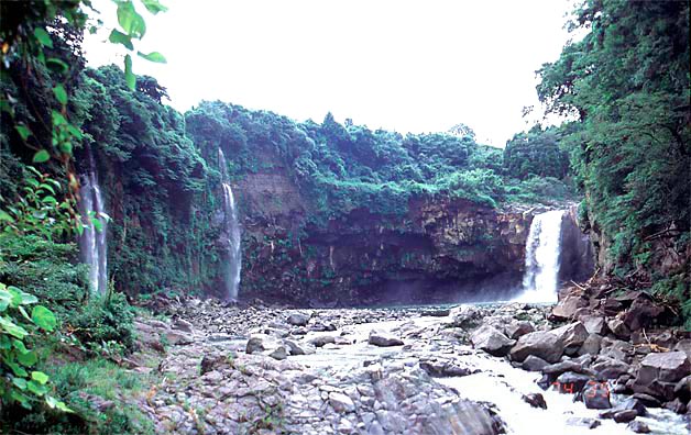 栃木温泉にある「鮎（アユ）がえりの滝」
