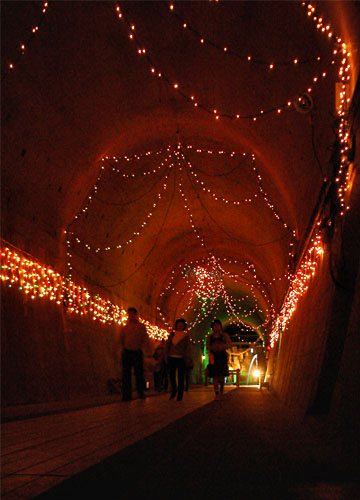 高森湧水トンネル公園の中は電飾で飾られ夏でも涼しい