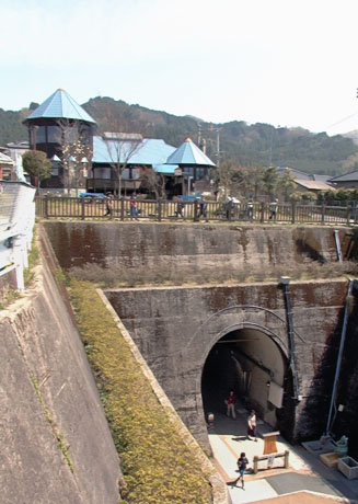 高森湧水トンネルトンネルの上にある湧水館