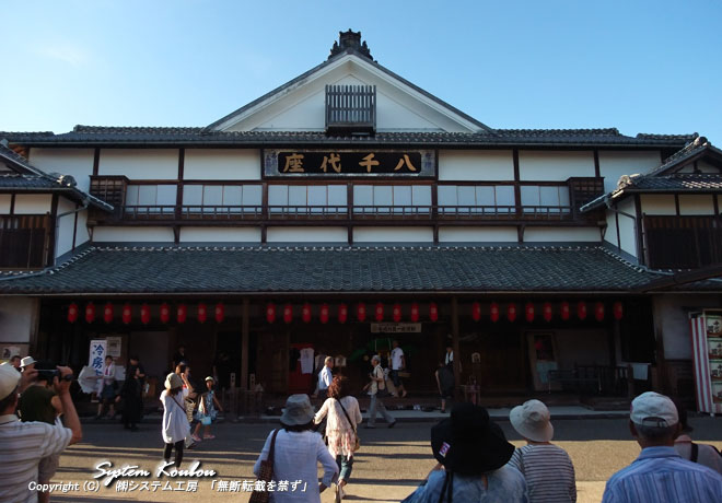 明治43年12月(1910年)に完成した八千代座(やちよざ)は江戸時代の芝居小屋の姿を残す