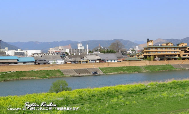山鹿温泉は菊池川沿いに湧く温泉地 (中央の下町には伝統的建造物が多く残っている)