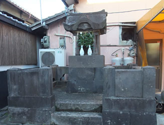 山鹿は古い町だけに街中に祠(ほこら)が多々ある