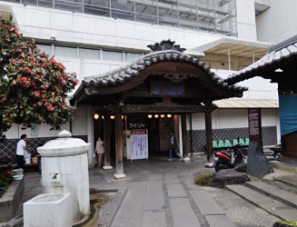 唐破風の玄関が時代を感じる「さくら湯」