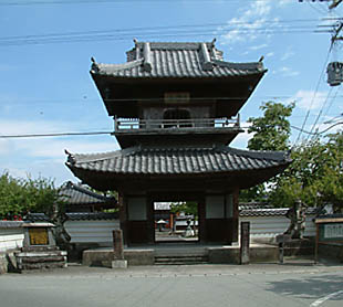 夏目漱石の句にも出てくる大慈禅寺の山門