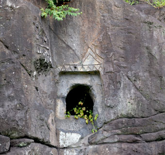 JR人吉駅の裏にある大村横穴群(入口に模様がある)。6世紀から7世紀の古墳時代に造られた墓