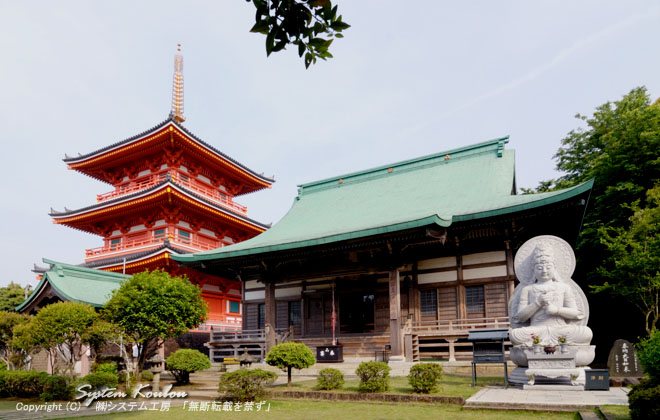 豪華な建物や石仏が並ぶ最教寺の奥の院