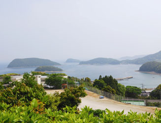 宝亀教会の場所からは平子島、黒島などの平戸湾の眺めが良い