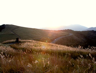 秋には霊峰「安満（やすまん）岳」に夕陽は沈む