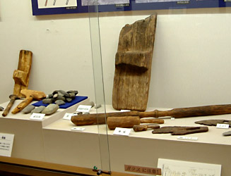 【原の辻遺跡展示館】弥生時代前期の手斧柄などの木製品