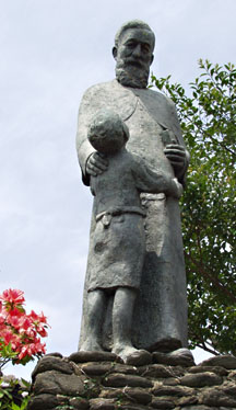 長崎市外海町にあるド・ロ神父の像