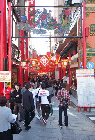 中華料理店や中国雑貨店など約40軒が軒を連ねる