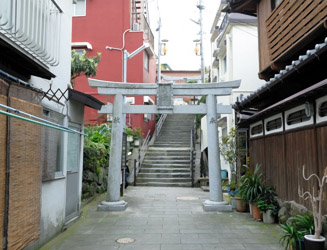 梅園通りに建つ「身代り天満宮」の鳥居
