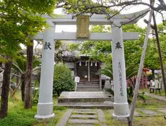 梅園身代り天満宮の白い鳥居