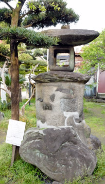 恵美須石(下の石が恵比須の顔に見えるかな?)