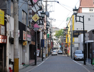 思案橋を入った所の本石灰町通りは飲み屋が多い
